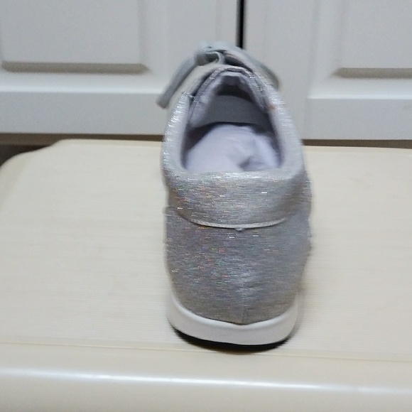 New WOMEN'S RHINESTONE STUDDED FASHION SNEAKER - Picture 4 of 8